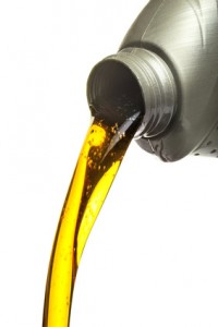 Fließverhalten und Haftkraft haben Einfluss auf die Kettensägenöl-Qualität.